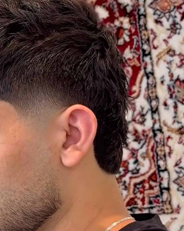 Gros plan d'un low fade, dégradé net jusqu'à la peau