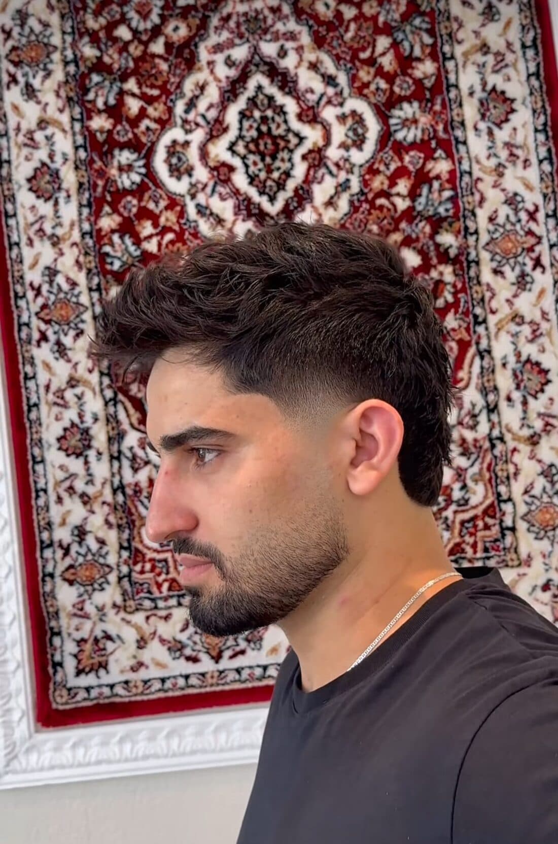 Mulet moderne avec dégradé sur les côtés et barbe, fraîchement coupé chez GYAN