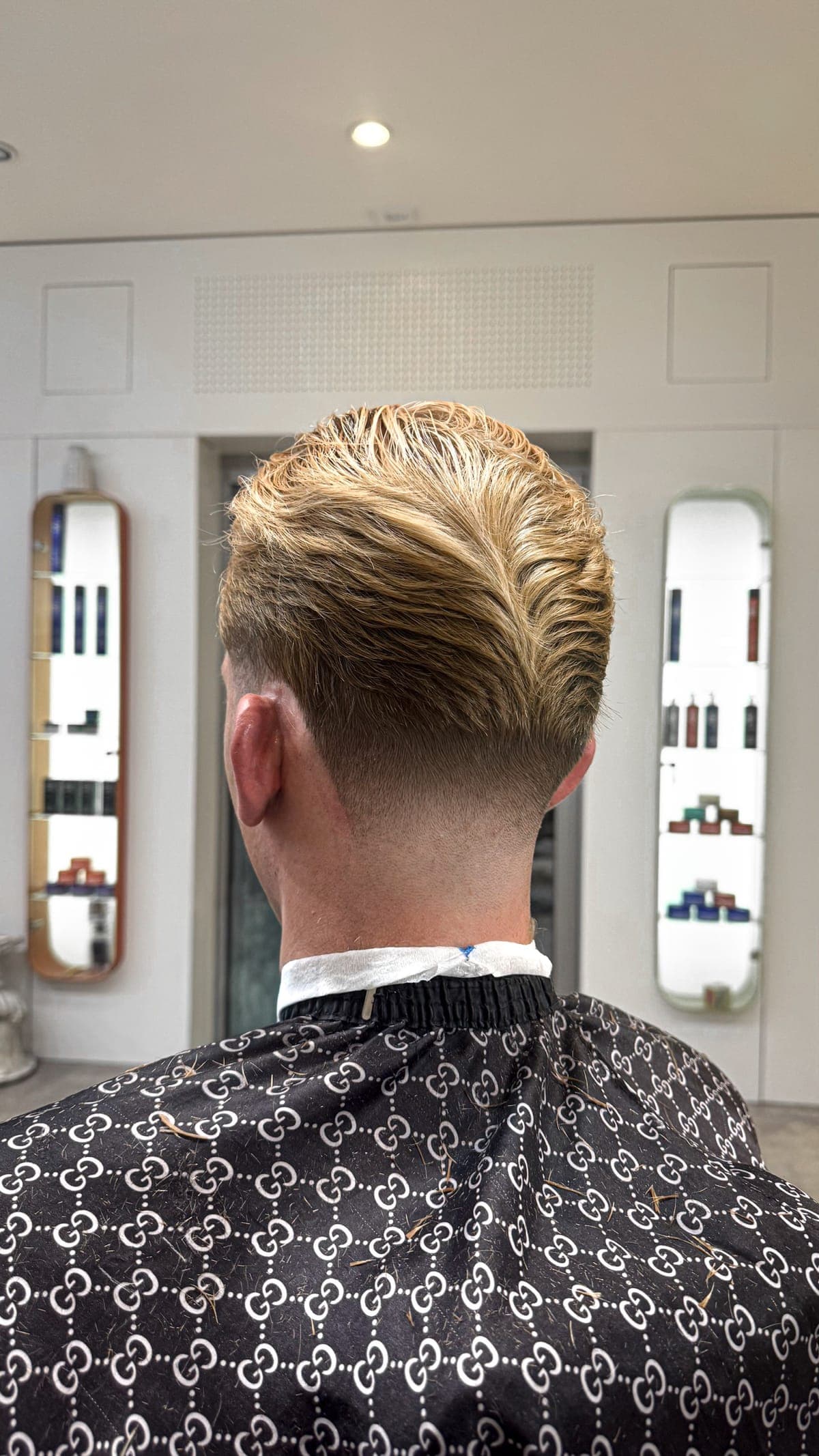 Slick back avec dégradé vu de dos, fraîchement coupé chez GYAN
