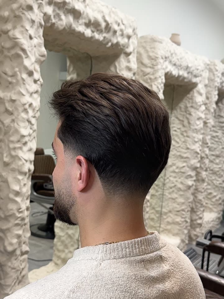 Fade and neckline from behind, in the sculptural mirror